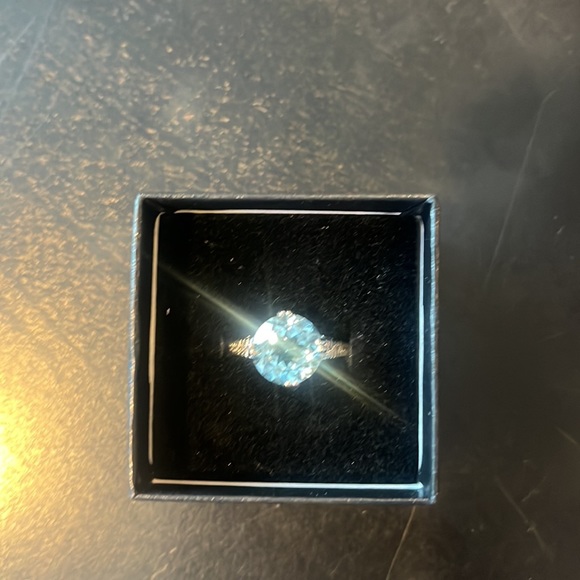 Light blue stone set in a silver setting. Approx size 6.5 never worn - Picture 2 of 5